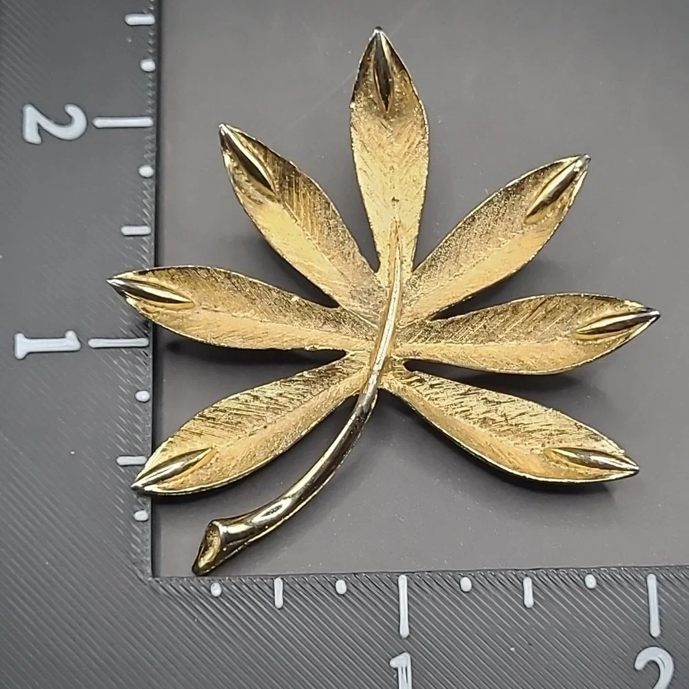 Vintage Leaf Brooch Woman Gold Tone Textured Fan Foliage Pin‎ Accessory